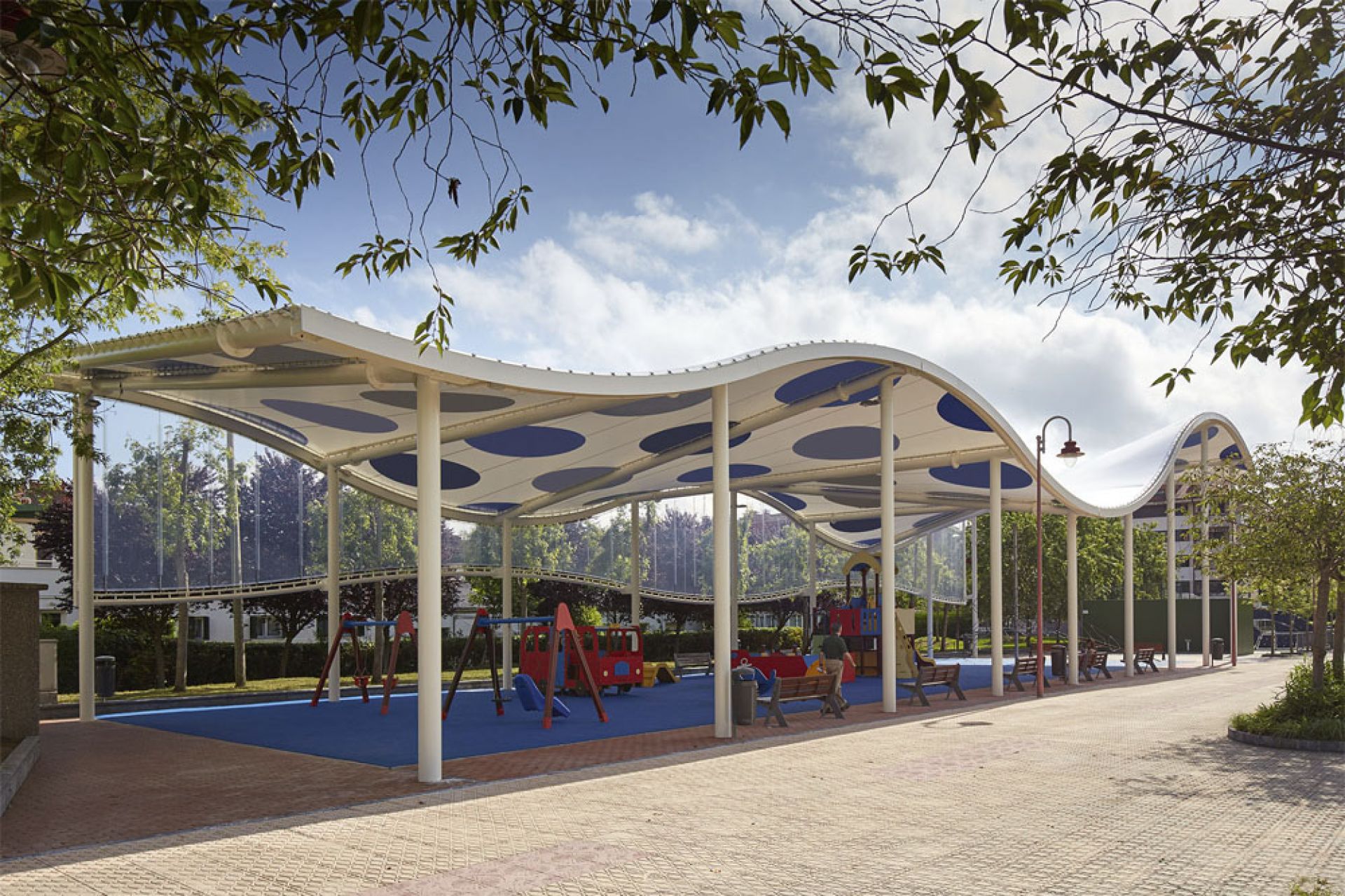 A tensioned PVC canvas painted on the inside has been installed, and an ETFE enclosure on the north 